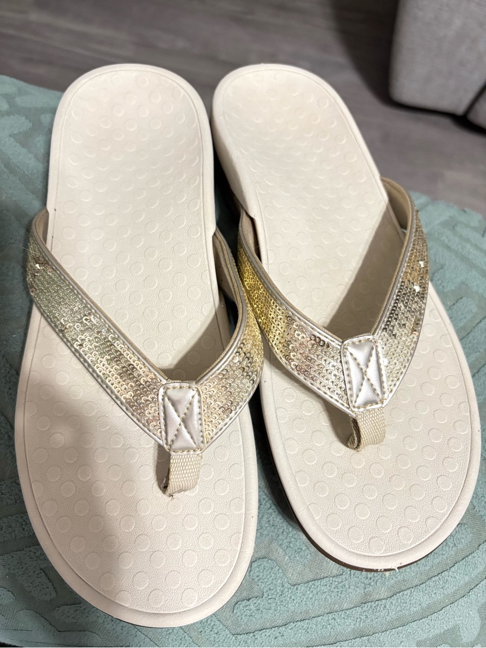 New Vionic Women's Tide Gold Sequined Orthotic Thong Sandals - Size 8 - Picture 11 of 16